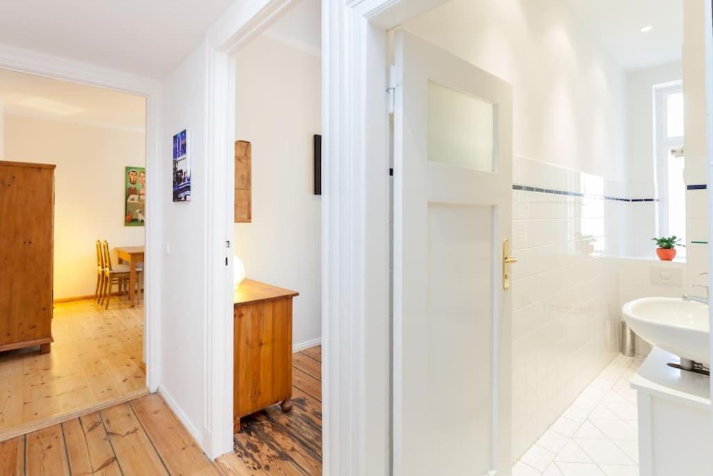 Zentrale Altbauwohnung Im Helmholtzkiez Berlin Exterior foto